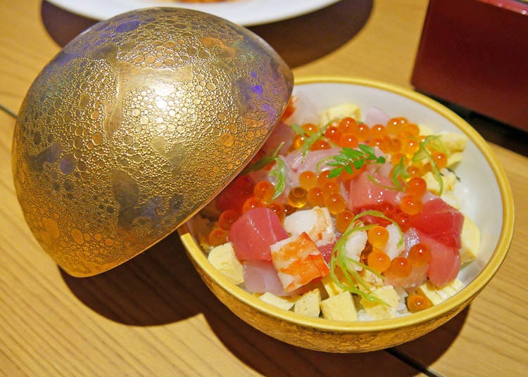 While each dish is overflowing with its unique charm, the one that charmed us the most personally was the smoked kaisendon from the “Tale of the Bamboo Cutter Course”. As soon as you open the bowl the fragrance of the smoke envelops you, as if re-enacting the scene where the princess from the moon Kaguya descended to the earth to visit…