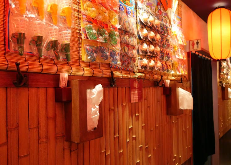 「一蘭 浅草六区店」は壁にレトロなおもちゃがあるなど楽しい昭和レトロ感を演出