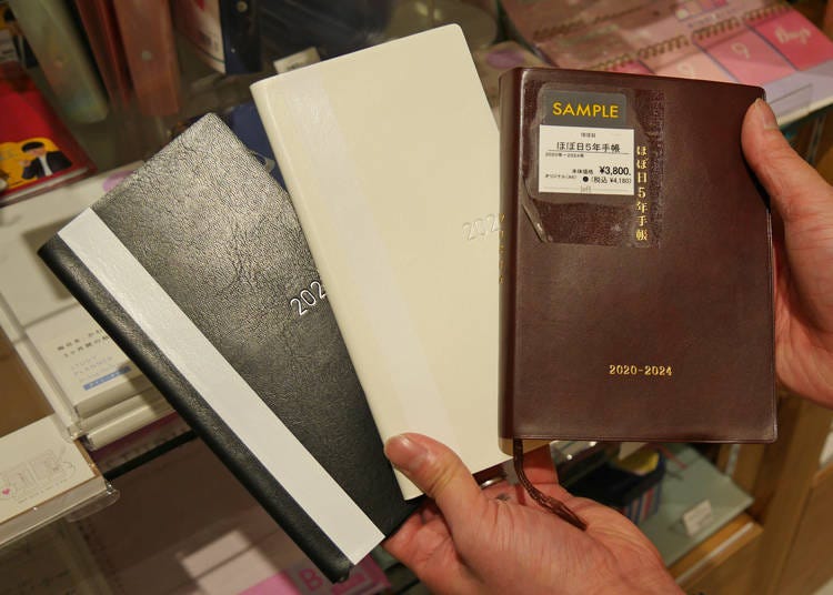 左から週間手帳[weeks]のブラックとアイボリー。右は「ほぼ日5年手帳」