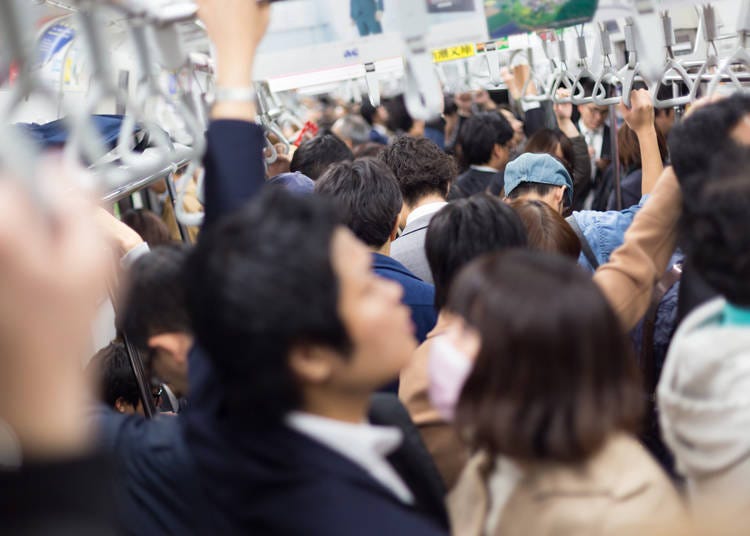 Shock on Japan's crowded trains! Is there such a battle from morning!?