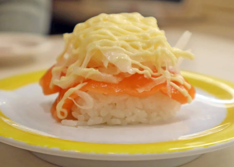 洋蔥美乃滋鮭魚壽司（110日圓含稅）