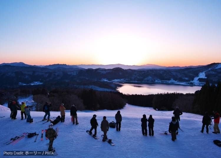 (People gather at Hakuba Sanosaka Ski Resort during sunrise hours, waiting to witness the first rays of the morning sun.)
