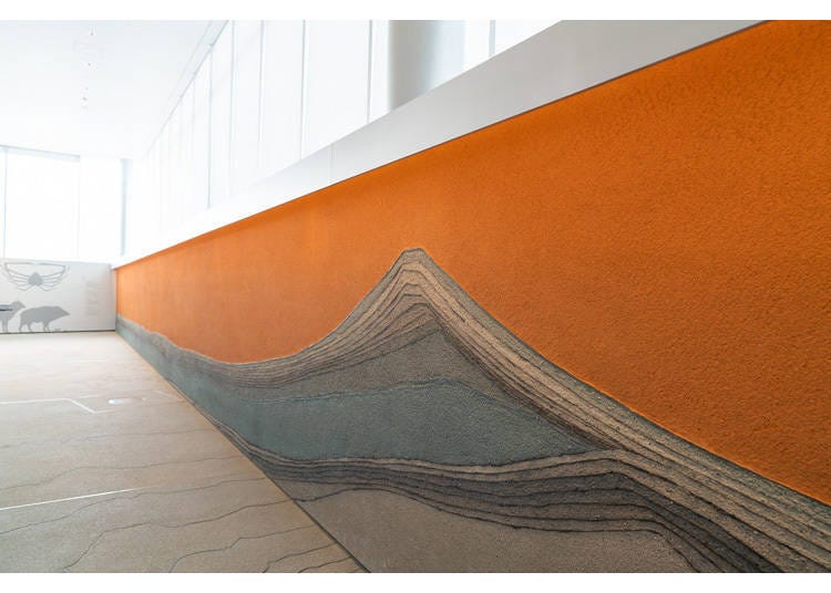 도배 장인 하사도 슈헤이(挾土秀平)가 벽면에 천연 흙으로 제작한 후지산 지층을 감상할 수 있다.