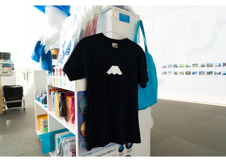 "Mt. Fuji's Peak T-Shirt" (Size small-XL, 1,760 yen per piece, tax excluded; S to XL 1,600 yen per piece, tax excluded). Manufacturer: Ad Line