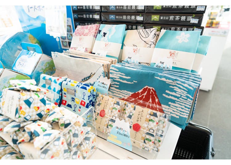 Plenty of other different kinds of furoshiki and handkerchiefs are on sale too!