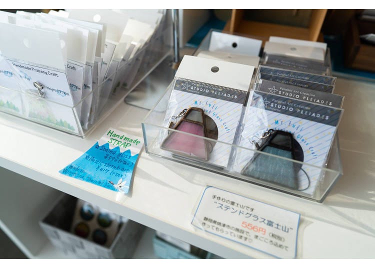 彩绘玻璃吊饰「Stained Glass富士山（ステンドグラス富士山）」（556日元・不含税）　制造商： STUDIO PLEIADES