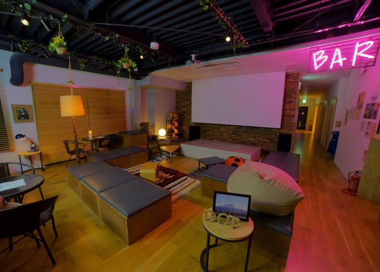 바에서 다른 투숙객들과 교류할 수 있는 ‘Dot Hostel & Bar’