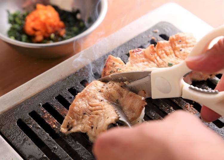 同店焼肉ランキング2位の「ねぎだく超塩ホルモン　通常価格1,480円（税別）」の人気の秘密は“秘伝のぽん酢たれ”
