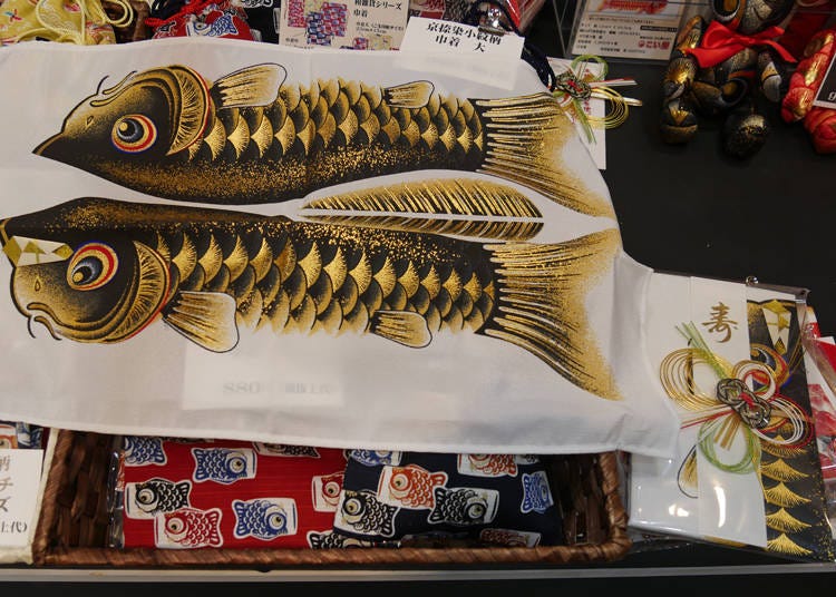 村山鯉幟商会のブースで展示されていた、本物の鯉のぼりを使った「本当におめでたいご祝儀袋」（1850円・税別）