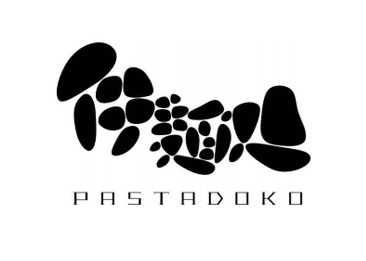 「伊麺処」ロゴイメージ。店名「パスタドコ」を漢字表記した「伊麺処」をロゴシンボル化。石庭の石がデザインモチーフになっていて、和の世界観とイタリアのモダンさを融合させたそう