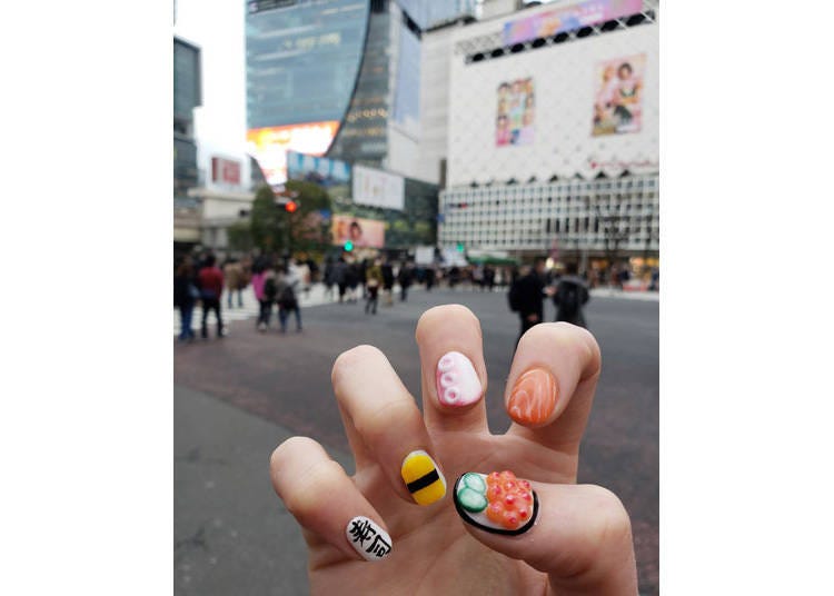Taking a commemorative shot of the delicious-looking nails on our way back with Shibuya Scramble Crossing in the background!