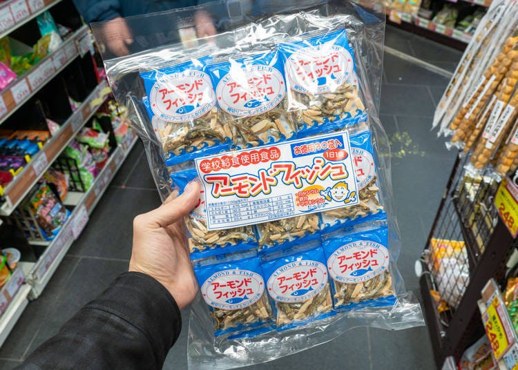「给食用杏仁小鱼干（給食用アーモンドフィッシュ）」（748日元・不含税）。制造商：上野珍味
