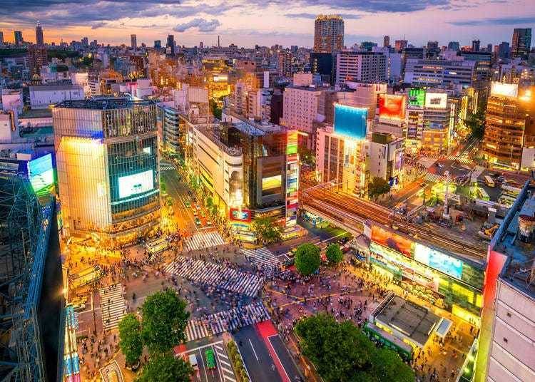 1. Menyeberangi Shibuya Scramble Crossing yang Terkenal