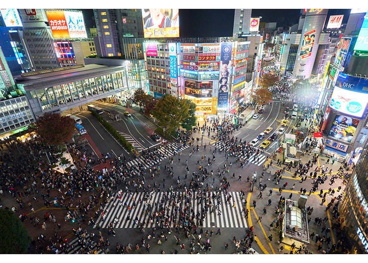 ネオンが輝く夜の渋谷スクランブル交差点