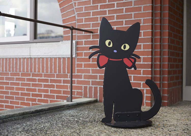 The courtyard cat “Kuronosuke” greets guests outside the museum