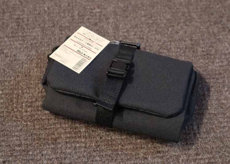 2. Polyester hanging travel organizer with removable pouch (1,590 yen, tax included)