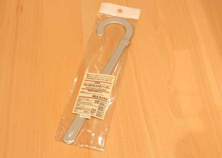 3. Mobile aluminum foldable clothes hanger (590 yen, tax included)