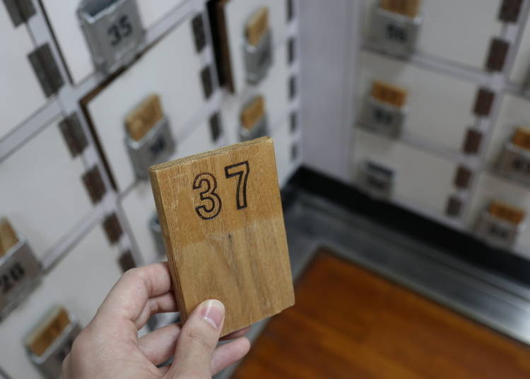 Some izakayas and restaurants will have a shoe cubby - be sure not to lose your key! (Photo: PIXTA)