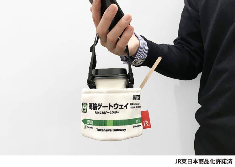 サイズは幅14×高さ9×奥行き8cm。持ち手：最短時20cm、最長時34cm。スマホとドリンクを持っても、 両手をふさがずにすみます