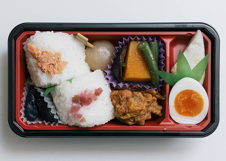 Date Masayume Onigiri Bento includes both a salmon and pickled plum onigiri with a boiled egg, fried chicken, simmered vegetables, and more. Also, check out famous Sendai products like "Sasa Kamaboko" and "Tama Konnyaku"