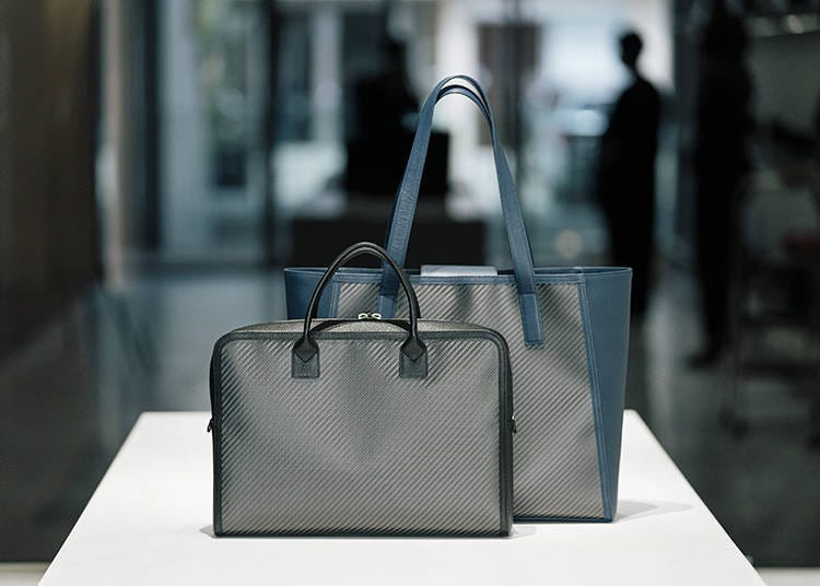 如圖前方為「Brief bag」（198,000日圓），後方為「Tote bag」（198,000日圓）。有黑、灰、深藍、紅共四種顏色。
