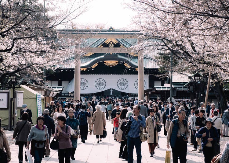 Yasukuni shrine in Tokyo (MORN STOCK / Shutterstock.com)