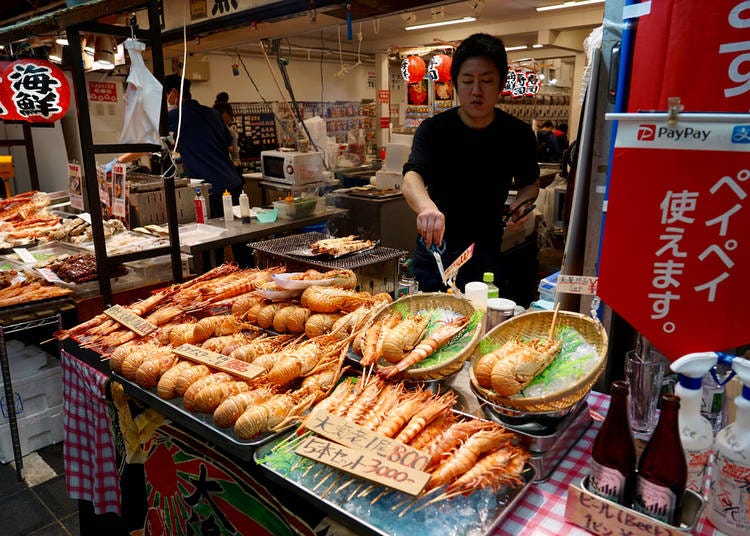 Shrimp seller in Osaka (Roscoe Chui / Shutterstock.com)