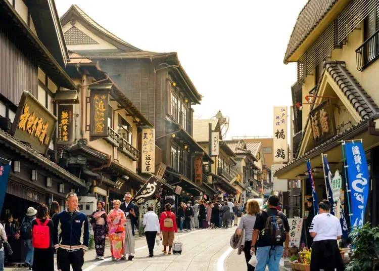 ④日本の古い街並みで食事やお土産を買う「成田山表参道」