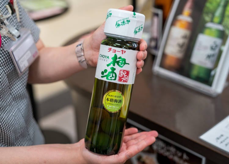 Our recommendation: Umeshu Kishu Plum Wine (Manufacturer: Choya). This popular souvenir is a standard in authentic plum wines. It is made with 100% domestic Japanese plums.