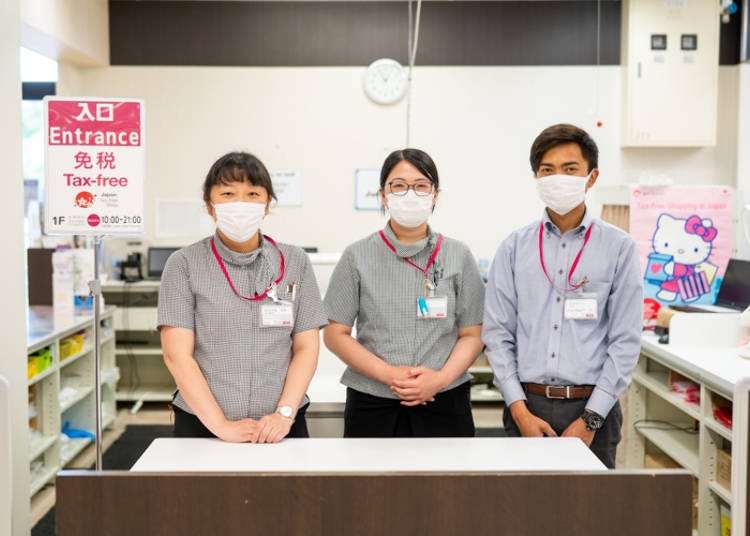 다국어 지원 서비스를 제공하는 1층 면세 카운터 직원들. 이번 취재에 협조해 준 사람은 리더인 무라야마 씨였다(사진 왼쪽).