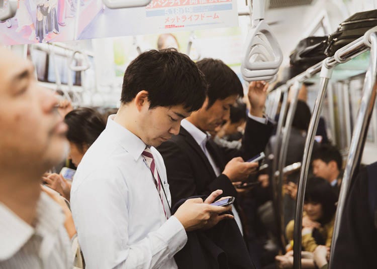 日本人は電車の中でずっとスマホを見ている