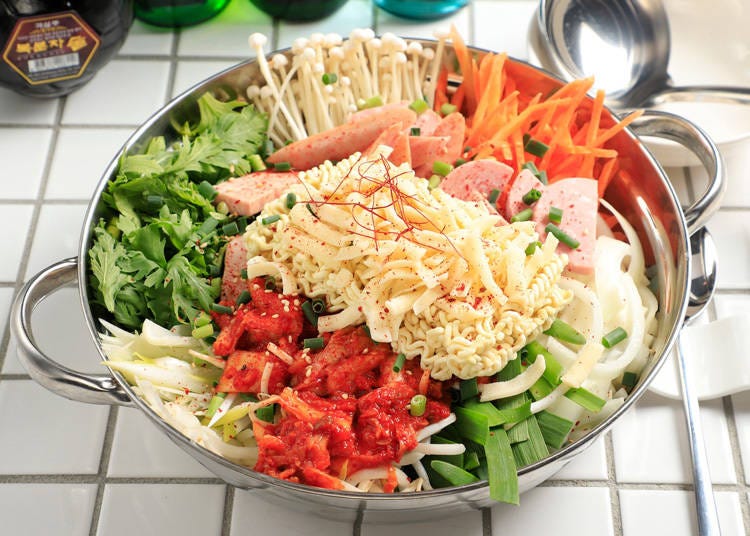 「プデチゲ」。ウインナー、チーズ、スパム、インスタントラーメン等が入った、韓国で最もポピュラーで人気の大衆鍋