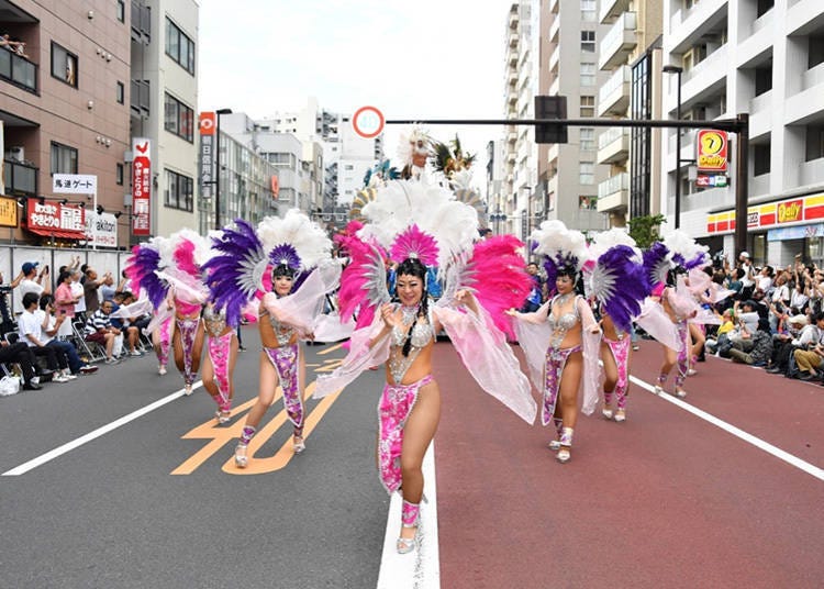 Dancers in gorgeous and elaborate costumes (Photo: Asakusa Samba Carnival Executive Committee)