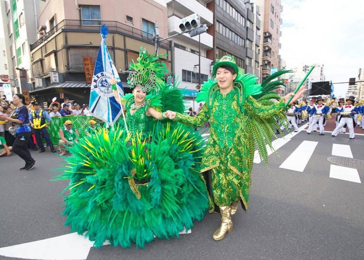 Wearing costumes in line with the theme (Photo courtesy of Asakusa Samba Carnival Executive Committee)