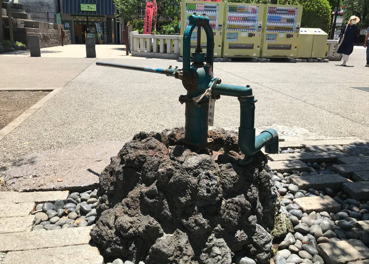 A hand pump water well next to Asakusa Shrine. The area around the shrine thrums with an old town atmosphere.