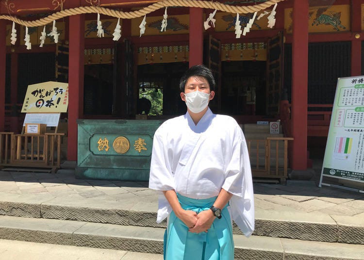 We asked a smiling Koketsu, who is dressed in Asakusa Shrine's gonnegi (junior priest) garb for his insights as a resident.