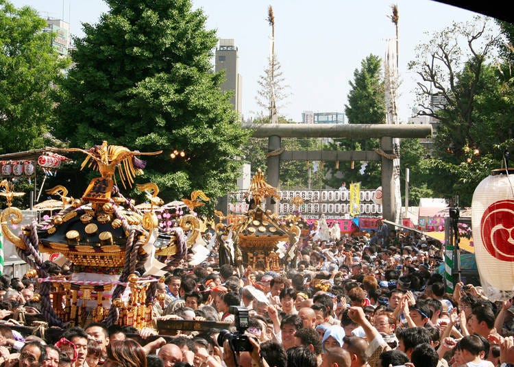 The fever pitch at the omikoshi parade starting point is downright infectious! (Photo credit: Asakusa Shrine)