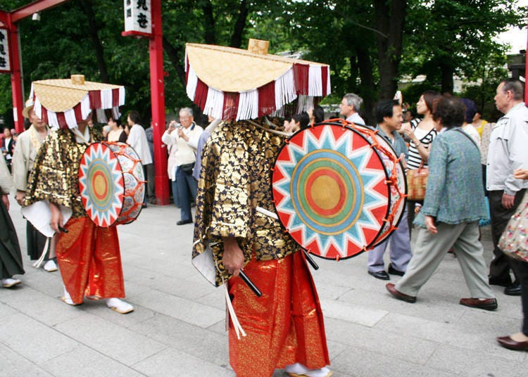 In the Daigyoretsu procession, people dressed in traditional Japanese costumes parade through the streets. (Photo credit: Asakusa Shrine)