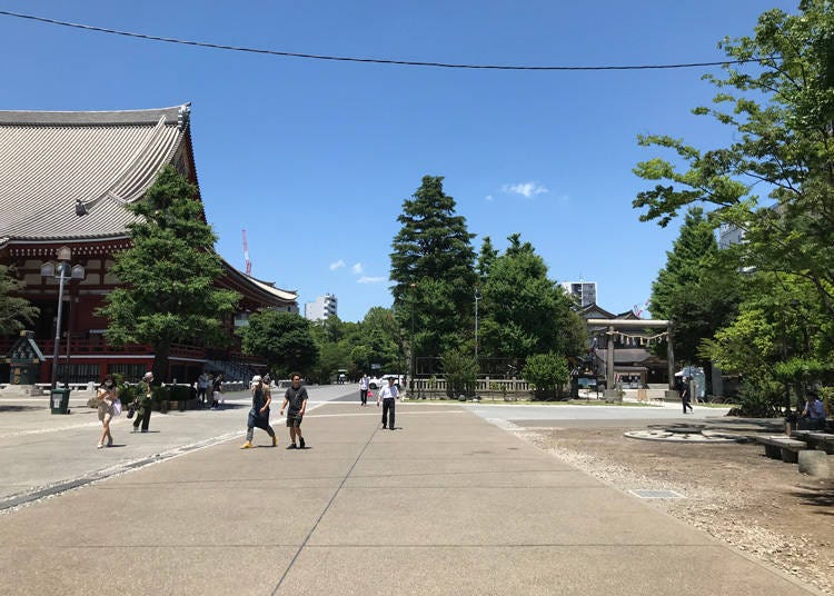오른 편 안쪽에 보이는 도리이(신사 입구에 세워진 큰 기둥문)가 있는 건물이 아사쿠사 신사고, 왼쪽 건물이 센소지다. 두 건물이 넓은 부지 안에 인접해 있다.
