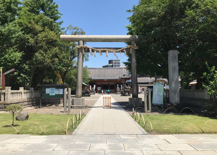 현재의 아사쿠사 신사의 신전은 도쿠가와 이에야스의 기부로 건립되었으며 일본의 국가 중요문화재로 지정되어 있다.