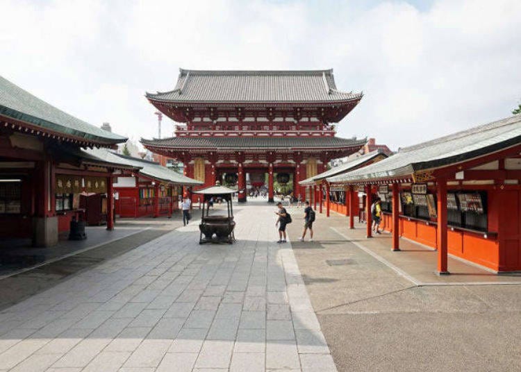 The Kaminarimon Gate of Sensōji Temple in the morning