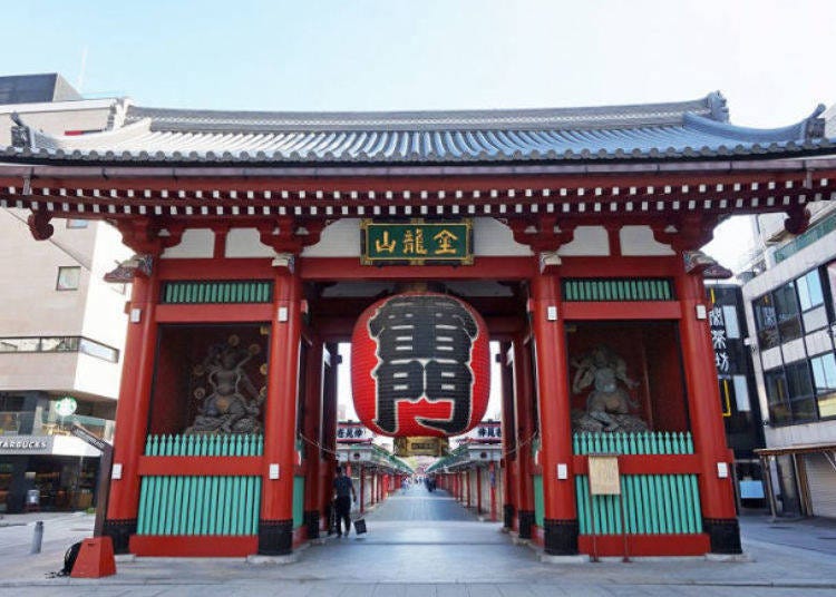 The usually crowded Kaminarimon Gate is empty in the morning