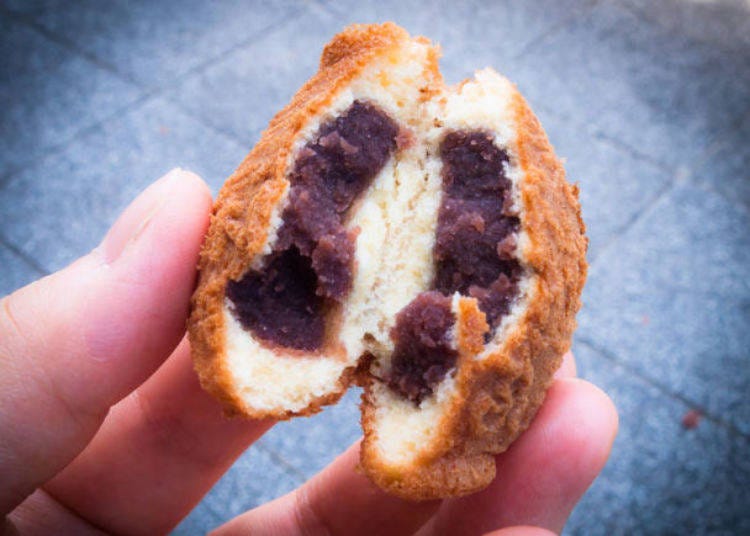 Ningyoyaki filled with smooth red bean paste. The “Matcha Dainagon Ningyoyaki,” which consists of matcha-flavored cake filled with matcha-flavored bean paste, is also available