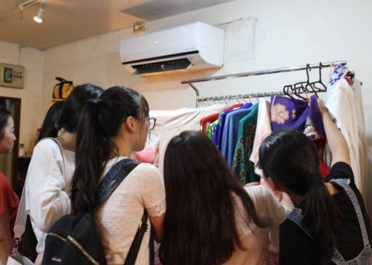 Pick a kimono you like from among the great variety in the different shops