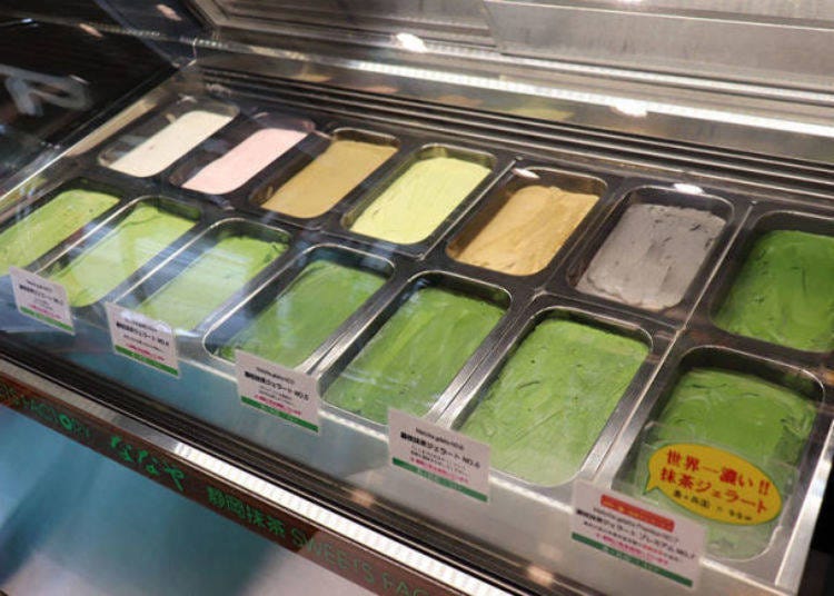 쇼케이스에 진열된 다양한 아이스크림