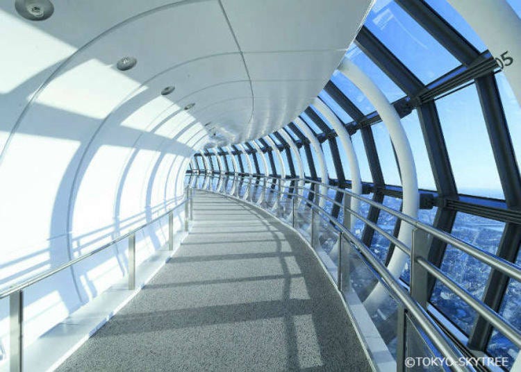位於地上450公尺高的環狀回廊採用玻璃帷幕，讓旅客行走其中能夠體驗宛如在空中散步的感覺