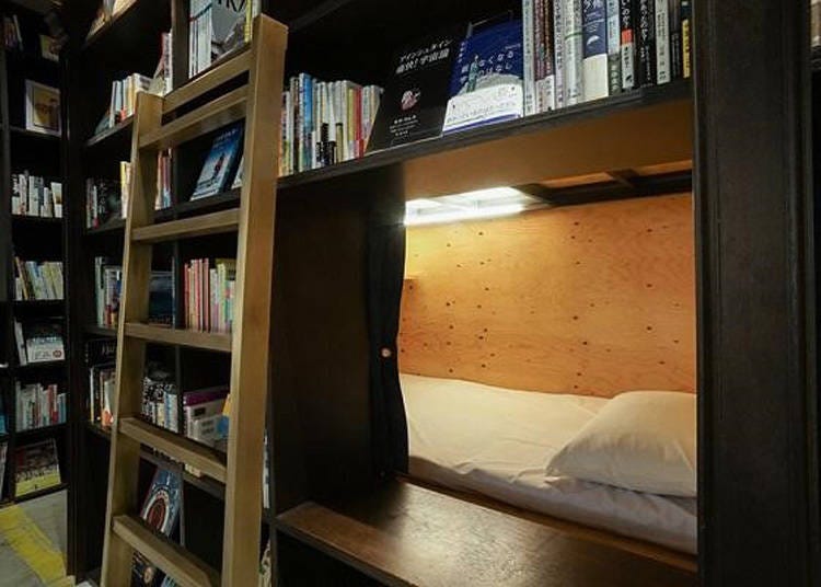 たくさんの本に囲まれる「BOOK AND BED TOKYO ASAKUSA」