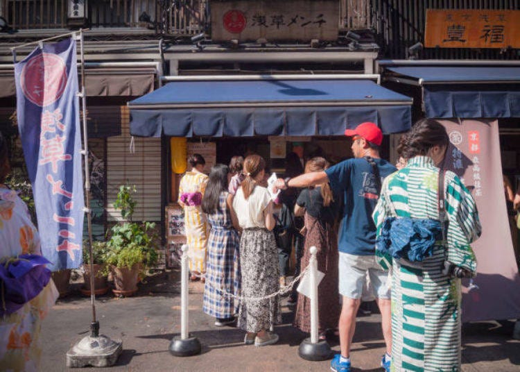 严谨的日本人就算遇到浅草店家大排长龙一样循规蹈矩