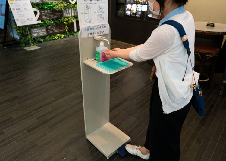 Countermeasures against COVID-19 include sanitizing alcohol installed at store entrances and exits, and shields installed at the cashier counters.