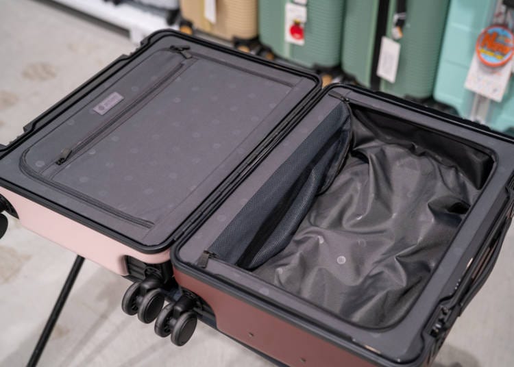 ファスナーポケット付き仕切りが荷崩れを防ぐ
